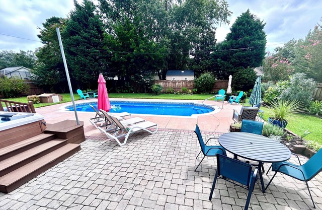 Saltwater Pool-Hottub-4 BR 3 BA-King beds-7 miles to the Beach!