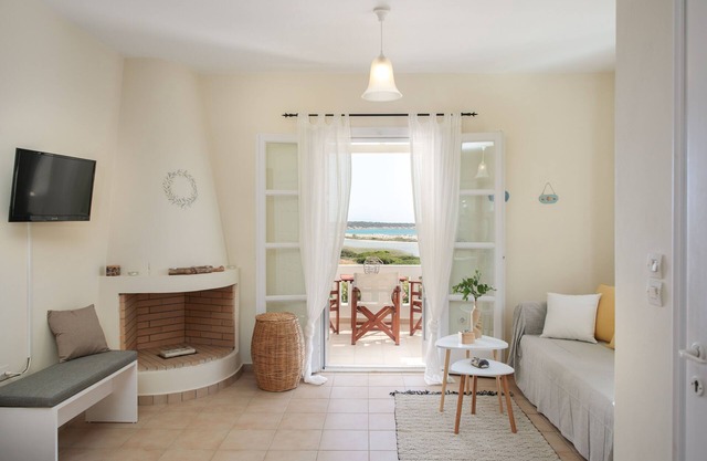 Salty 2Br Beach front Apartment SeaView Naxos