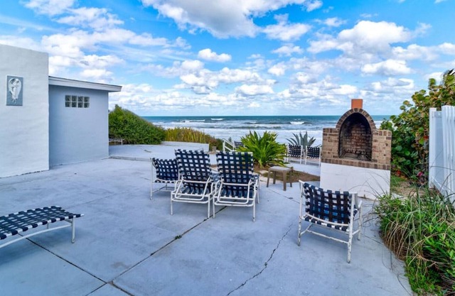 Salty Beach 2 Bed Condo Directly on Ocean