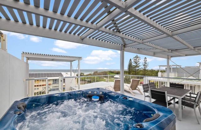 Salty Breeze - Rooftop Terrace & Jacuzzi