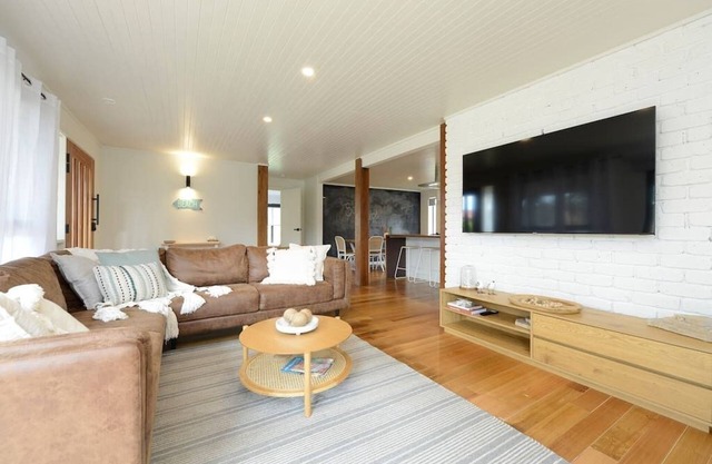 Salty Escape - Family friendly 4 bedroom, 2 bathroom house with Smart TVs and WIFI