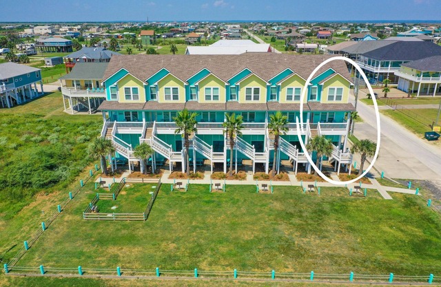 Salty Suites Cottage 6~Beachfront! Opt beach cart!