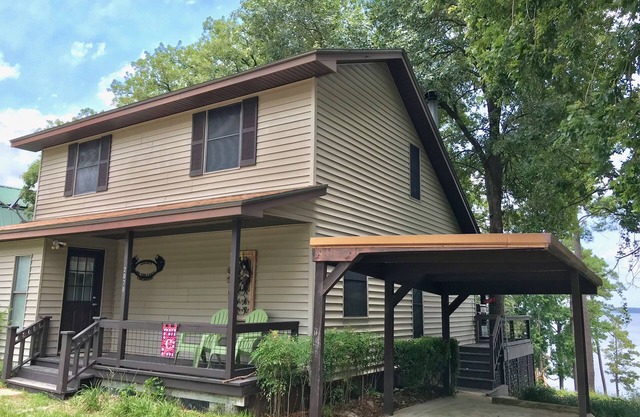 Sam Rayburn Lake Waterfront House with Beautiful Sandy Beach