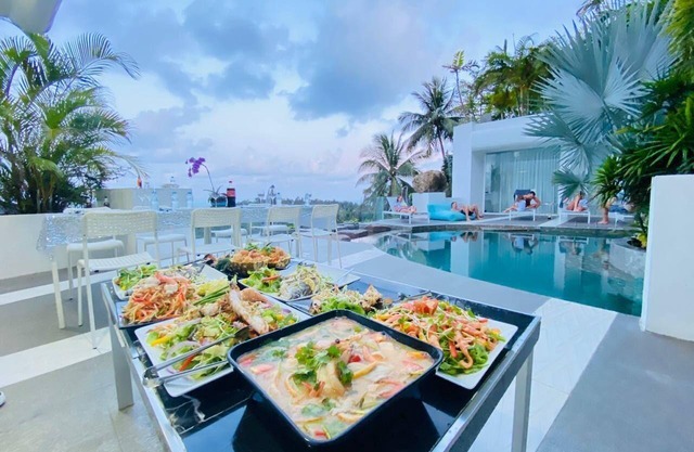 SAMUI SKYPOOL - great view over Chaweng Bai away from the noise with a breeze