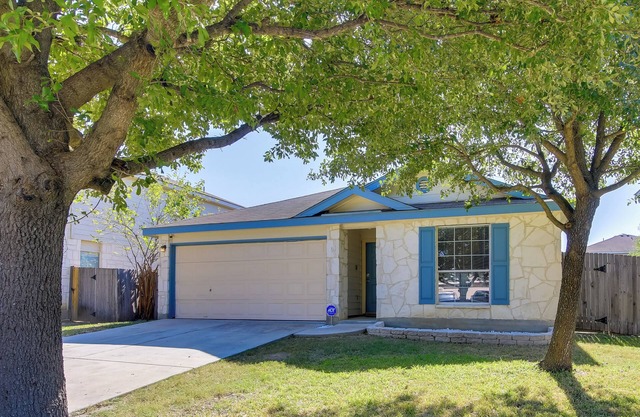 San Antonio Abode w/Yard < 4 Mi to Lackland