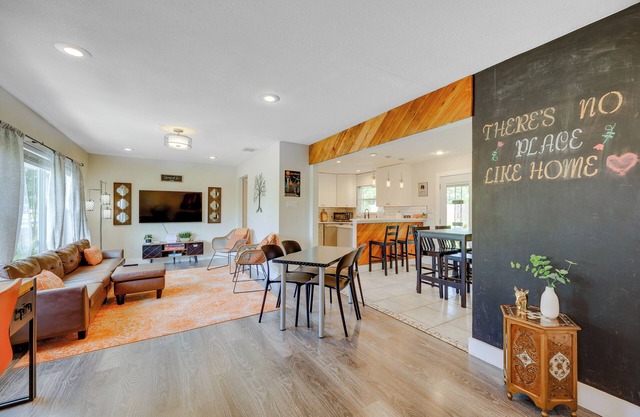 San Antonio Home, 2 Mi to Airport - Pets Welcome!