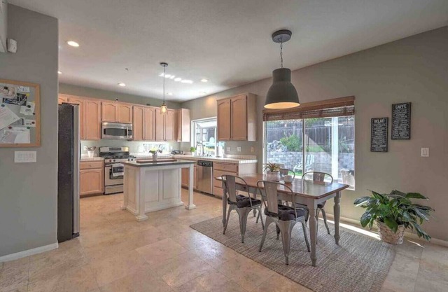 San Diego 3 BR Summer Vacation Home w/Backyard