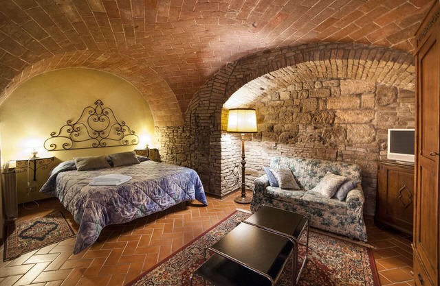 san gimignano apartment in historical center, courtyard and fast free wifi
