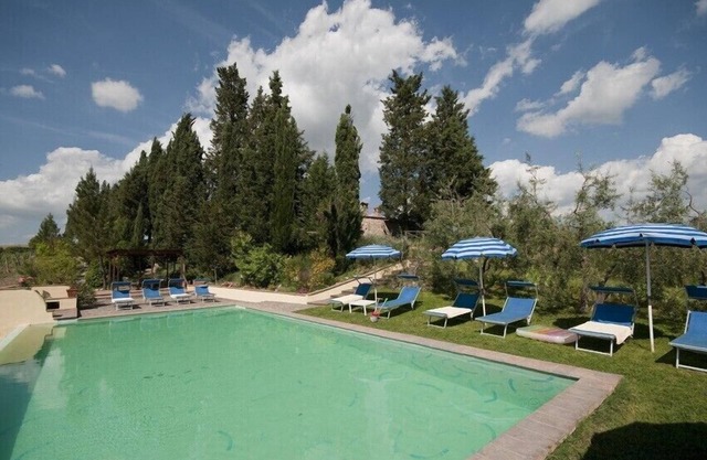 San Gimignano villa with pool, 5 rooms en suite, A/C, wi-fi, panoramic view