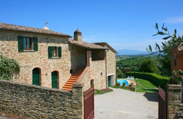 San Lorenzo is a comfortable villa with a good balance between modern comforts and the authentic sty