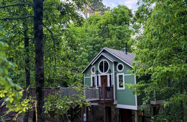 Sanctuary Treehouse with Jacuzzi