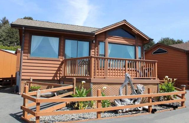 Sand Castle - Ocean Cabin 25 W Private Jacuzzi (Private Beach Owned by White Rock Resort)