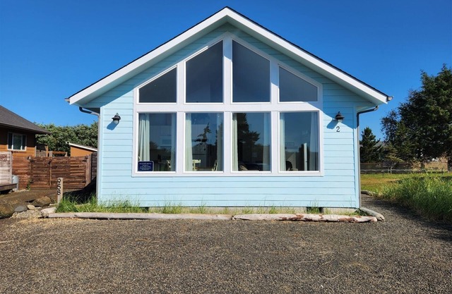 Sand Dollar- Adorable 2 bedroom with a Hot tub, fenced yard, BBQ and pets ok .
