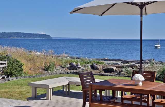 Sand Dollar Beach House on Sunlight Beach . right on the beach