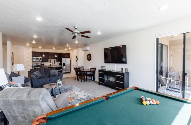 Sand Hollow Condo- Sleeps 8- Right next to pool