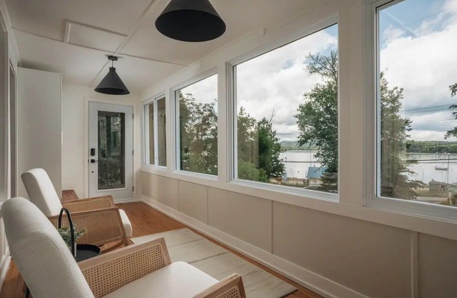 Sand & Snow: Luxury Lakefront Retreat w/Spa