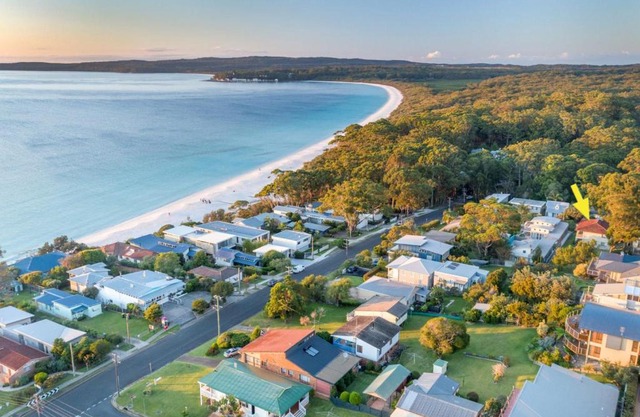 Sandals at the Bay Upstairs sleeps 6 Hyams Beach