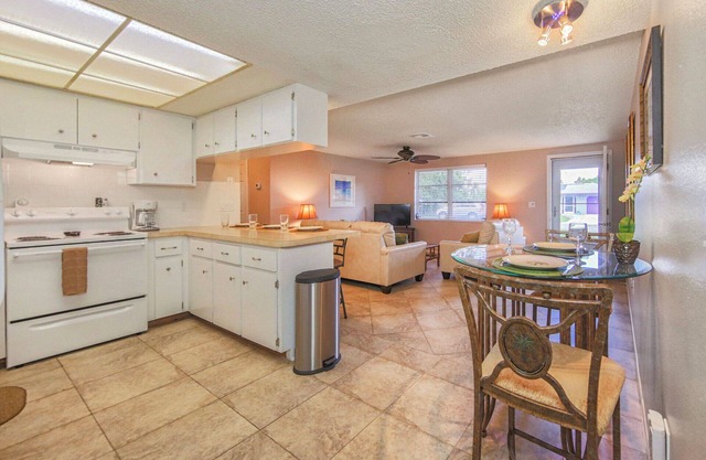 Sandcastle Cottage - Screened Patio - Fenced Yard - Pets OK