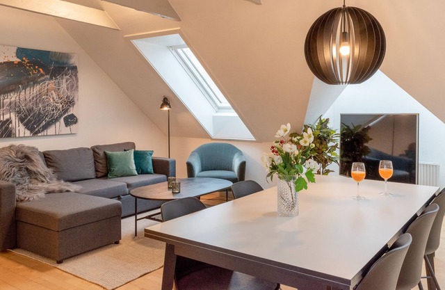 Sanders Boulevard - Cute 2-Bdr. Apt. By the Canal
