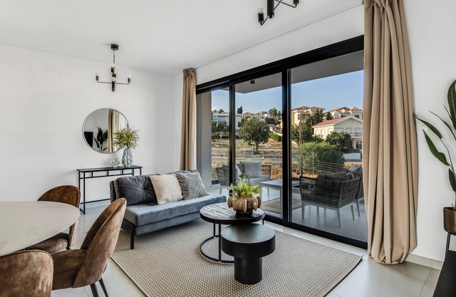 Sanders Elgio - Precious 3-Bdr Apt with Balcony