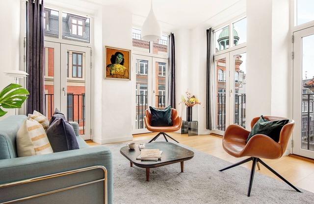 Sanders Leaves - Pleasant 4-bdr Apt With City View
