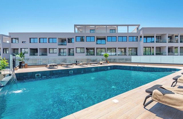 Sanders River Plaza - Nice 3-Bdr Apt with Terrace
