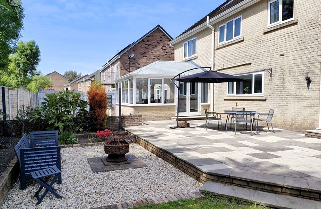 SANDERSON HOUSE, pet friendly, with hot tub in Cleator Moor