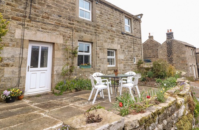 SANDHOLME, pet friendly, with open fire in Pateley Bridge