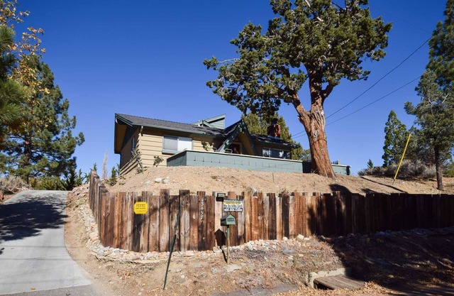 Sandoval Slopes by Destination Big Bear : Near Bear Mountain! Pool Table! DirecTV! BBQ! Fireplace! Lots of Space!