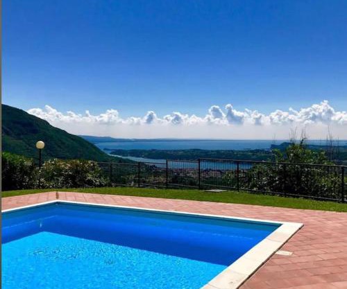 SANDS Apartment with lake view garden and pool