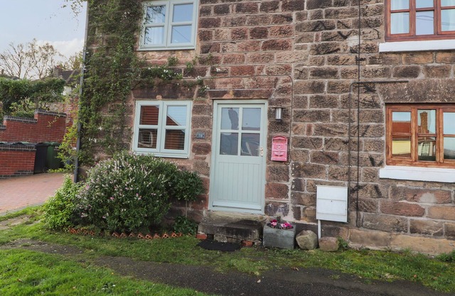 SANDSTONE COTTAGE, character holiday cottage, with a garden in Helsby