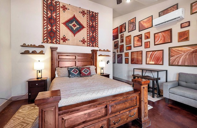 Sandstone Studio w/Private Courtyard, 20 minutes from Zion