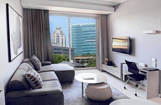 SandtonCity-Apartment-Sleeps4-Pool-Parking