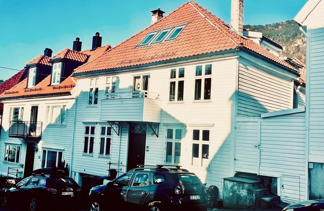 Sandviken, on the mountain & by the sea. Popular loft, fireplace and balcony.
