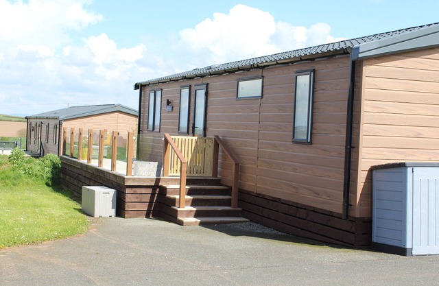 SANDY BAY RETREAT, pet friendly, with a garden in Broad Haven