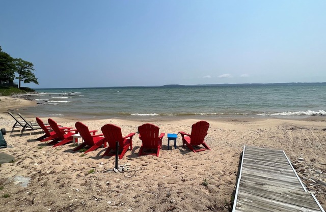 Sandy Beach on West Grand Traverse Bay, Dog ok. Fire pit, kayaks. AC