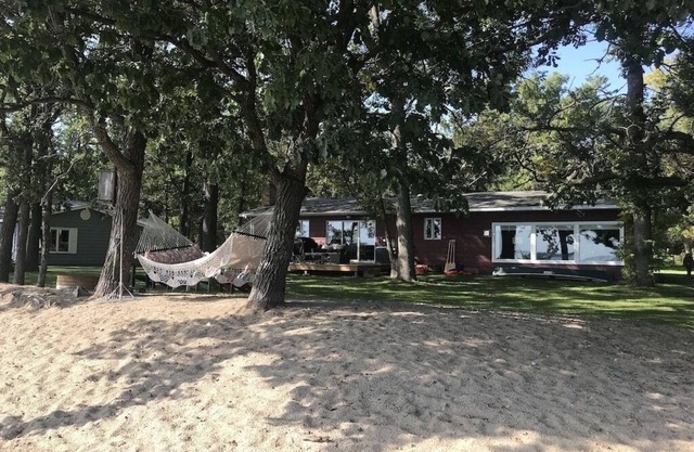 Sandy beach, pontoon INCLUDED w/summer rates! Magnolia inspired renovated home.