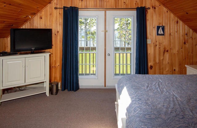 Sandy Days Beach House - Private Waterfront Property