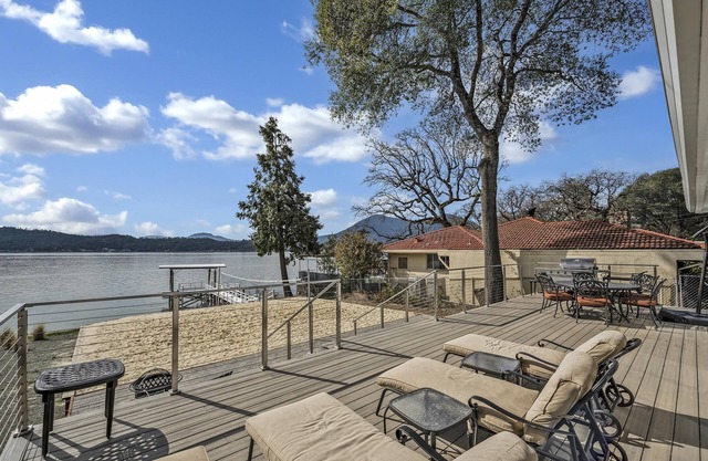 Sandy Feet Retreat - lakefront Retreat with sand volleyball court!