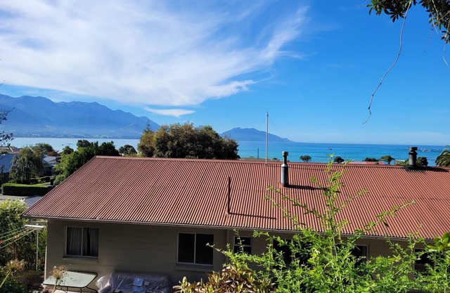 Sandy Feet Retreat - Enjoy a Classic Kiwi Batch with Ocean and Mountain Views