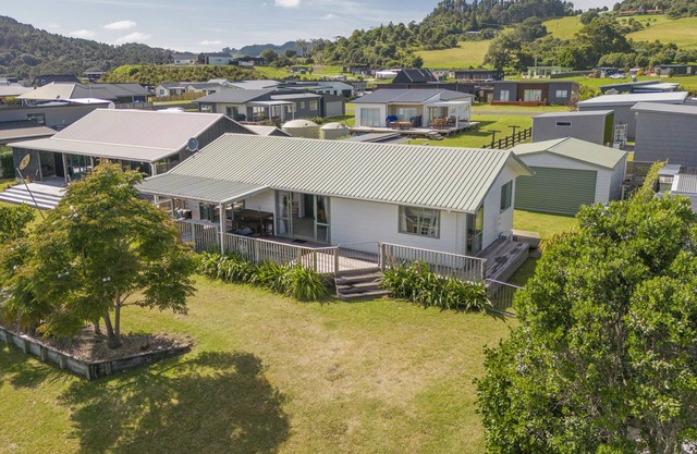 Sandy Feet Retreat - Cooks Beach Holiday Home