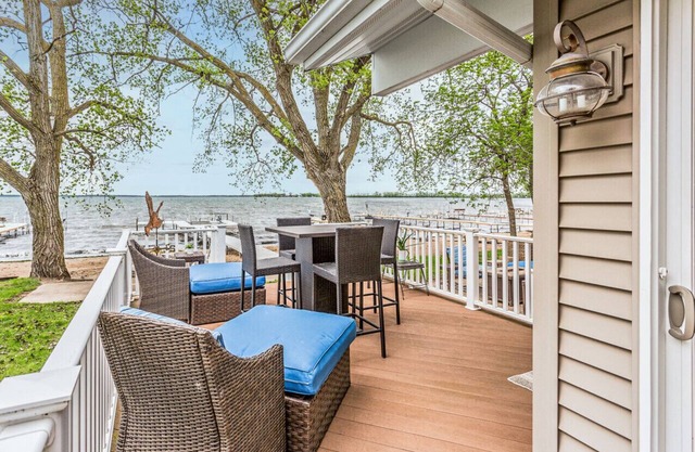 Sandy Feet Retreat Lakefront on Big Spirit Lake