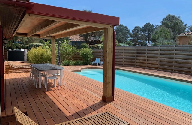 Sandy Feet Villa - beautiful home w/Heated Pool 800m to beach & fibre internet