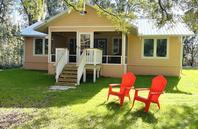 Sandy Toes Bungalow-Historic Melrose, Lake, 2/2, Wifi, firepit, boats, King bed