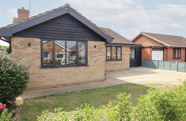 SANDY TOES, pet friendly, country holiday cottage in Sutton-On-Sea