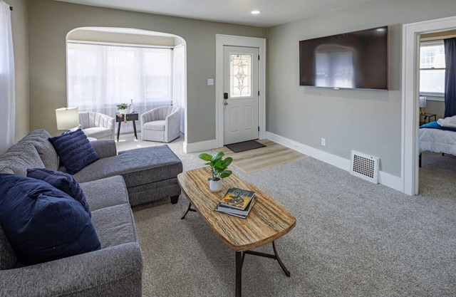 Sanford Stay w/Sunroom | Grill & Minigolf