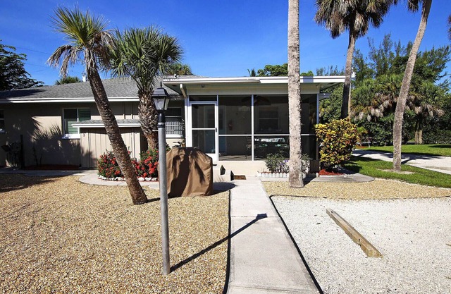 Sanibel Shores A2 Beautiful 2 bedroom Cottage short walk to the beach
