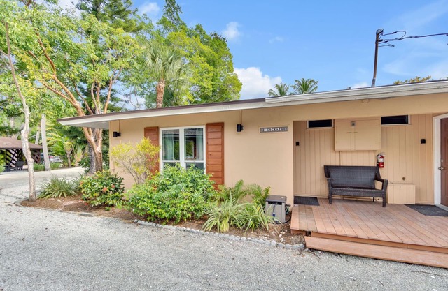 Sanibel-Style on the East End! Walk to restaurants and the lighthouse. NEW!