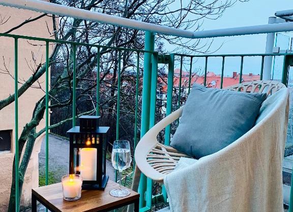 Saniertes Studio - Elisa - mit Balkon, WLAN, Smart-TV & Küche in City-Nähe