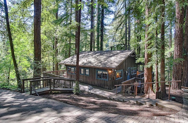 Santa Cruz Mountain Cabin. Utmost Tranquility Amongst the Redwoods !